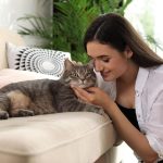 Junge Frau schmust mit ihrer Katze